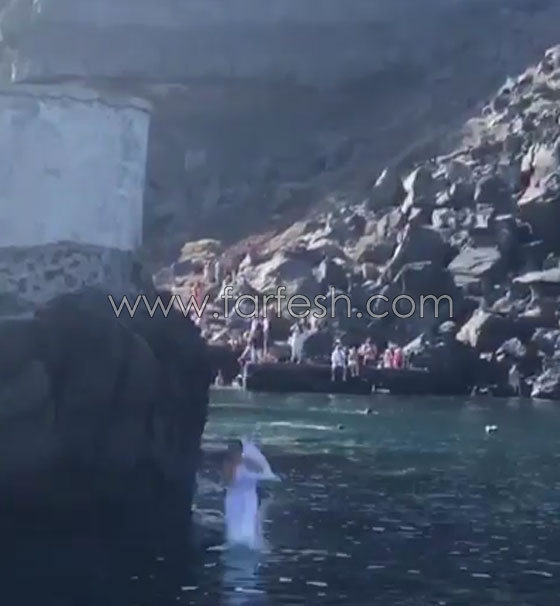 فيديو غادة عبد الرازق يحبس الانفاس: تقفز من صخرة مرتفعة الى البحر بين الصخور! صورة رقم 3 فيديو غادة عبد الرازق يحبس الانفاس: تقفز من صخرة مرتفعة الى البحر بين الصخور! صورة رقم 3
