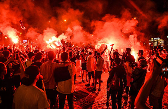 بالفيديو والصور: احتفالات الفرنسيين بكأس العالم تتحول إلى دمار كارثي ووفاة شخصين! صورة رقم 14