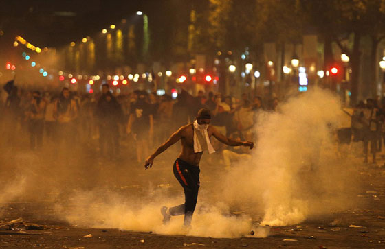 بالفيديو والصور: احتفالات الفرنسيين بكأس العالم تتحول إلى دمار كارثي ووفاة شخصين! صورة رقم 22