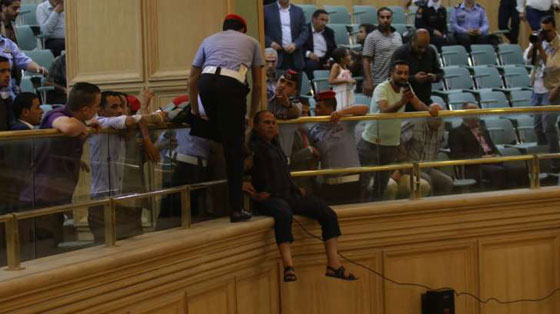 بالفيديو.. أردني يحاول القاء نفسه من شرفة مجلس النواب والرزاز يتدخل! صورة رقم 2