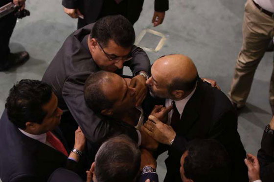 بالفيديو.. أردني يحاول القاء نفسه من شرفة مجلس النواب والرزاز يتدخل! صورة رقم 3