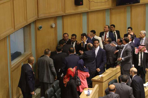 بالفيديو.. أردني يحاول القاء نفسه من شرفة مجلس النواب والرزاز يتدخل! صورة رقم 4