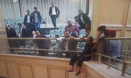 بالفيديو.. أردني يحاول القاء نفسه من شرفة مجلس النواب والرزاز يتدخل! صورة رقم 5