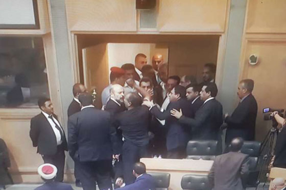 بالفيديو.. أردني يحاول القاء نفسه من شرفة مجلس النواب والرزاز يتدخل! صورة رقم 6