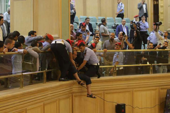 بالفيديو.. أردني يحاول القاء نفسه من شرفة مجلس النواب والرزاز يتدخل! صورة رقم 7