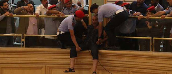 بالفيديو.. أردني يحاول القاء نفسه من شرفة مجلس النواب والرزاز يتدخل! صورة رقم 9