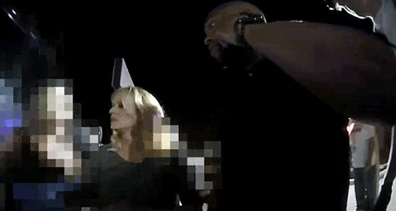 بالفيديو.. شاهدوا لحظة اعتقال ممثلة إباحية اتهمت ترامب بإقامة علاقة حميمة صورة رقم 2