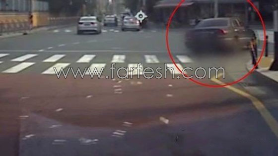 امرأة تلقي نقودا (14 ألف دولار) من سيارتها في الشارع بكوريا! فيديو صورة رقم 1