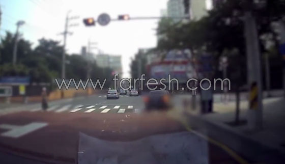 امرأة تلقي نقودا (14 ألف دولار) من سيارتها في الشارع بكوريا! فيديو صورة رقم 2