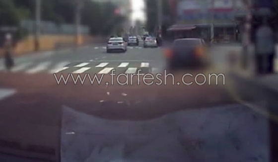 امرأة تلقي نقودا (14 ألف دولار) من سيارتها في الشارع بكوريا! فيديو صورة رقم 3