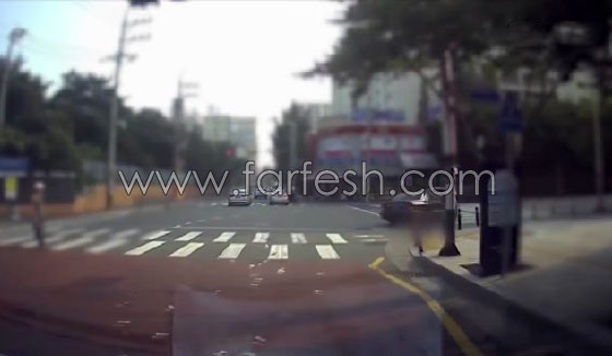 امرأة تلقي نقودا (14 ألف دولار) من سيارتها في الشارع بكوريا! فيديو صورة رقم 4