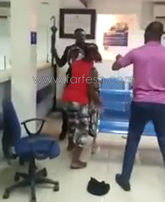 فيديو صادم.. ضابط شرطة يعتدي بطريقة وحشية على امرأة تحمل رضيعها! صورة رقم 5