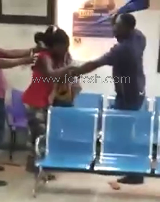 فيديو صادم.. ضابط شرطة يعتدي بطريقة وحشية على امرأة تحمل رضيعها! صورة رقم 6