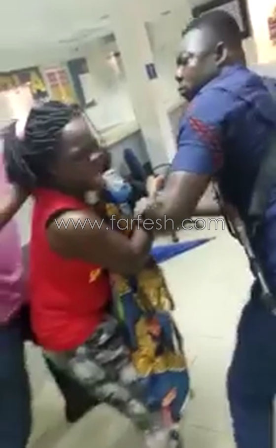 فيديو صادم.. ضابط شرطة يعتدي بطريقة وحشية على امرأة تحمل رضيعها! صورة رقم 8