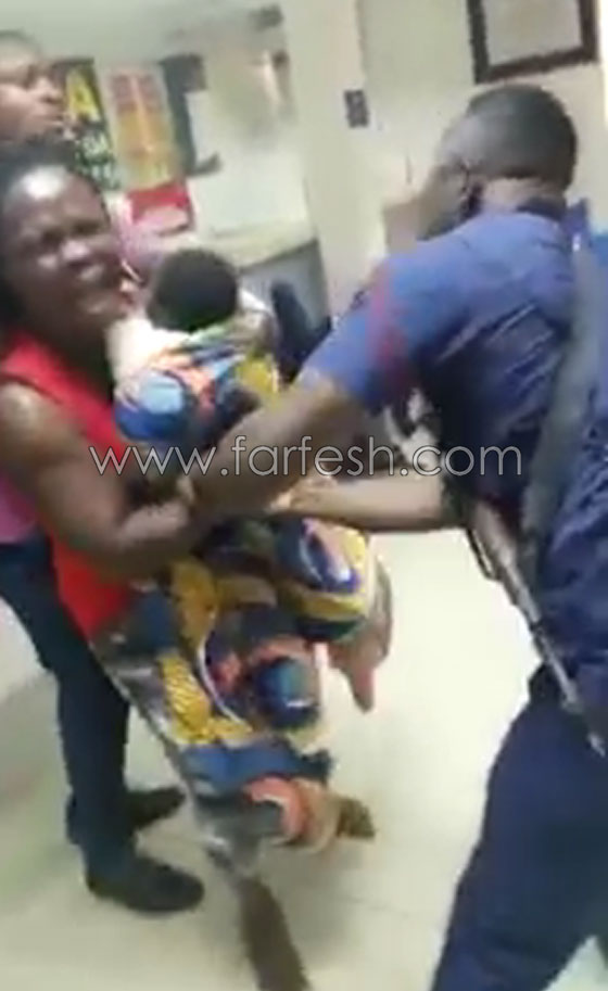 فيديو صادم.. ضابط شرطة يعتدي بطريقة وحشية على امرأة تحمل رضيعها! صورة رقم 9