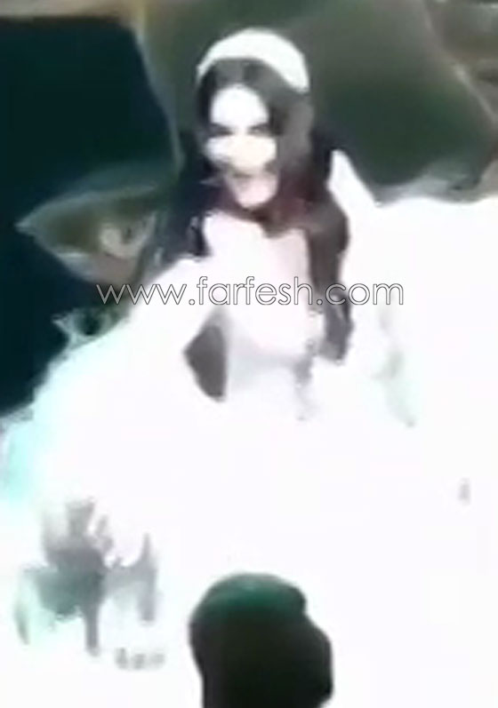 فيديو معجبة تَشُدُّ الفنانة أحلام من فستانها.. والسبب؟! صورة رقم 1 فيديو معجبة تَشُدُّ الفنانة أحلام من فستانها.. والسبب؟! صورة رقم 1