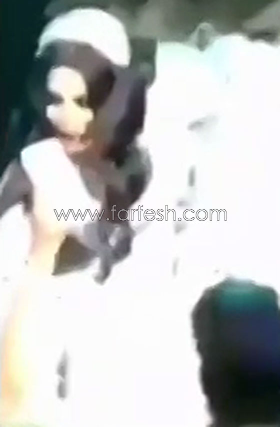 فيديو معجبة تَشُدُّ الفنانة أحلام من فستانها.. والسبب؟! صورة رقم 2 فيديو معجبة تَشُدُّ الفنانة أحلام من فستانها.. والسبب؟! صورة رقم 2