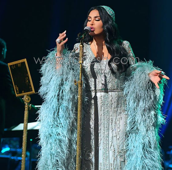 فيديو معجبة تَشُدُّ الفنانة أحلام من فستانها.. والسبب؟! صورة رقم 4 فيديو معجبة تَشُدُّ الفنانة أحلام من فستانها.. والسبب؟! صورة رقم 4