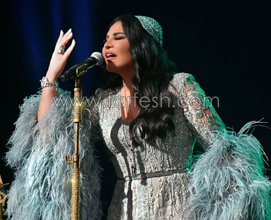 فيديو معجبة تَشُدُّ الفنانة أحلام من فستانها.. والسبب؟! صورة رقم 5 فيديو معجبة تَشُدُّ الفنانة أحلام من فستانها.. والسبب؟! صورة رقم 5