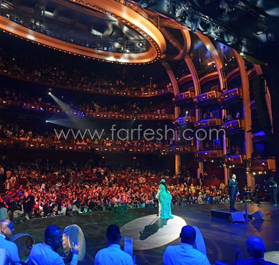فيديو معجبة تَشُدُّ الفنانة أحلام من فستانها.. والسبب؟! صورة رقم 8 فيديو معجبة تَشُدُّ الفنانة أحلام من فستانها.. والسبب؟! صورة رقم 8