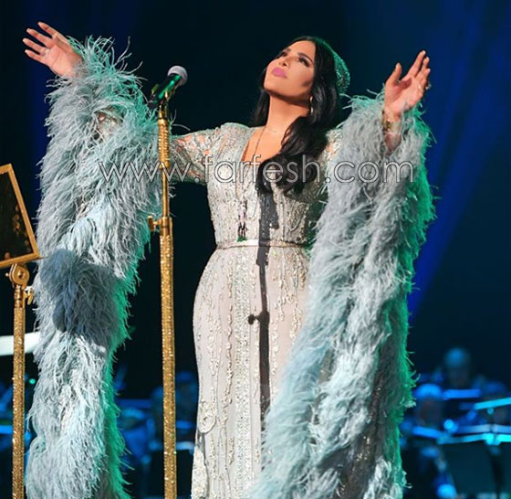 فيديو معجبة تَشُدُّ الفنانة أحلام من فستانها.. والسبب؟! صورة رقم 10 فيديو معجبة تَشُدُّ الفنانة أحلام من فستانها.. والسبب؟! صورة رقم 10