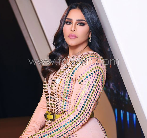 فيديو معجبة تَشُدُّ الفنانة أحلام من فستانها.. والسبب؟! صورة رقم 13 فيديو معجبة تَشُدُّ الفنانة أحلام من فستانها.. والسبب؟! صورة رقم 13