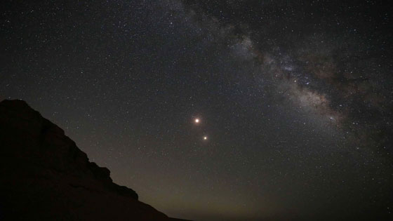 صور مذهلة من حول العالم.. هكذا رصد مراقبي النجوم القمر الدموي في أطول خسوف في القرن صورة رقم 23