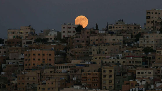 صور مذهلة من حول العالم.. هكذا رصد مراقبي النجوم القمر الدموي في أطول خسوف في القرن صورة رقم 6