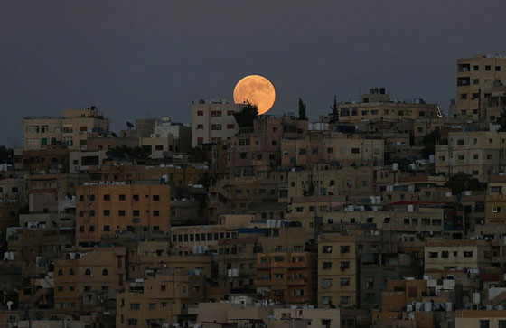 صور مذهلة من حول العالم.. هكذا رصد مراقبي النجوم القمر الدموي في أطول خسوف في القرن صورة رقم 31