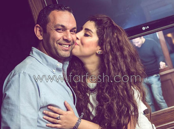 صور قبلات رومانسية من الفنانات لأزواجهن أثارت ضجة كبيرة صورة رقم 2