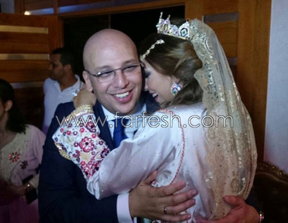صور قبلات رومانسية من الفنانات لأزواجهن أثارت ضجة كبيرة صورة رقم 4