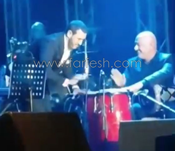 فيديو كاظم الساهر يفاجئ جمهوره ويعزف على الطبلة بمهارة واحتراف عالي صورة رقم 3 فيديو كاظم الساهر يفاجئ جمهوره ويعزف على الطبلة بمهارة واحتراف عالي صورة رقم 3