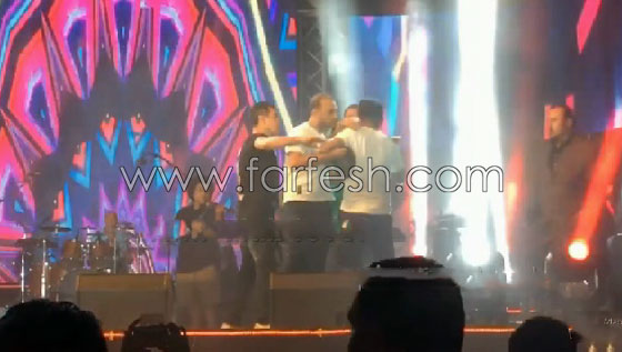 بالفيديو: عمرو دياب يعتدي على أحد حراسه لهذا السبب صورة رقم 3 بالفيديو: عمرو دياب يعتدي على أحد حراسه لهذا السبب صورة رقم 3