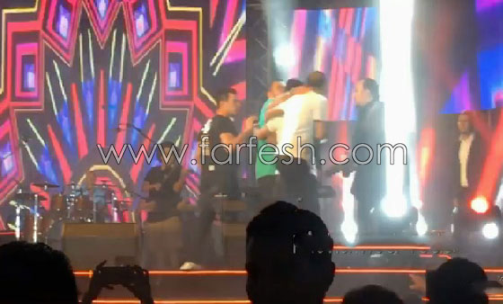 بالفيديو: عمرو دياب يعتدي على أحد حراسه لهذا السبب صورة رقم 6 بالفيديو: عمرو دياب يعتدي على أحد حراسه لهذا السبب صورة رقم 6