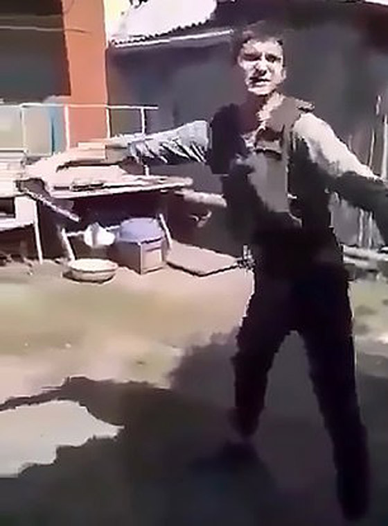 رجل أوكراني يقتل نفسه بالخطأ في اختبار لسترة مضادة للرصاص! فيديو صورة رقم 1
