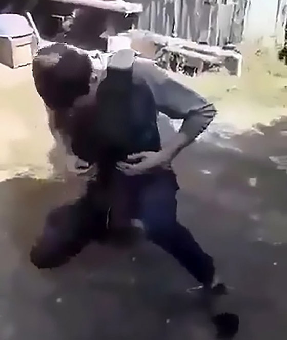 رجل أوكراني يقتل نفسه بالخطأ في اختبار لسترة مضادة للرصاص! فيديو صورة رقم 3