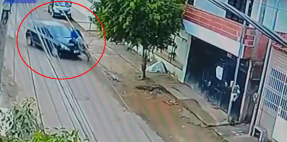 فيديو صادم: فتاة متهوّرة بدون رخصة قيادة تصدم سائق درّاجة نارية صورة رقم 1