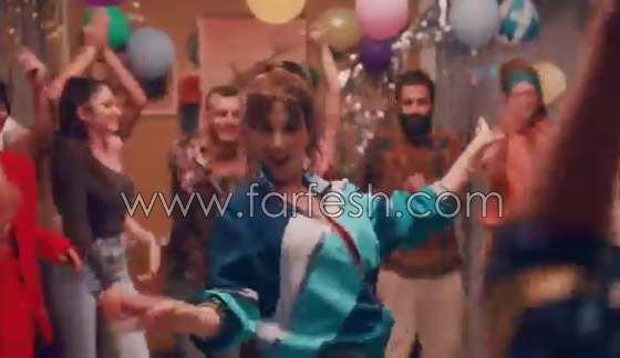 نانسي عجرم في وصلة رقص شرقي في كليب (بدنا نولع الجو) وابنتها تقلدها ببراعة صورة رقم 12 نانسي عجرم في وصلة رقص شرقي في كليب (بدنا نولع الجو) وابنتها تقلدها ببراعة صورة رقم 12
