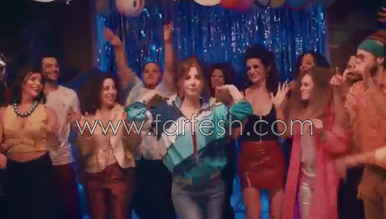 نانسي عجرم في وصلة رقص شرقي في كليب (بدنا نولع الجو) وابنتها تقلدها ببراعة صورة رقم 13 نانسي عجرم في وصلة رقص شرقي في كليب (بدنا نولع الجو) وابنتها تقلدها ببراعة صورة رقم 13