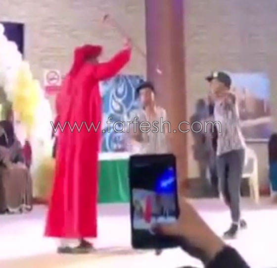 فيديو جنوني: منقبة (أو منقب!!) تقتحم المسرح وتقفز على عبدالله بالخير! صورة رقم 1