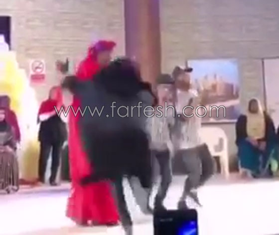 فيديو جنوني: منقبة (أو منقب!!) تقتحم المسرح وتقفز على عبدالله بالخير! صورة رقم 2