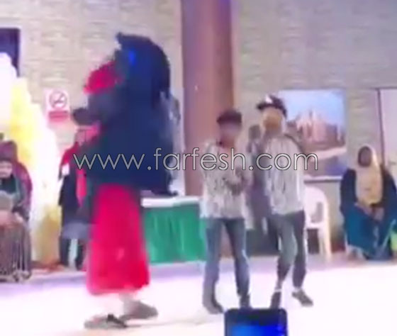 فيديو جنوني: منقبة (أو منقب!!) تقتحم المسرح وتقفز على عبدالله بالخير! صورة رقم 3