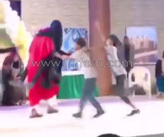 فيديو جنوني: منقبة (أو منقب!!) تقتحم المسرح وتقفز على عبدالله بالخير! صورة رقم 4