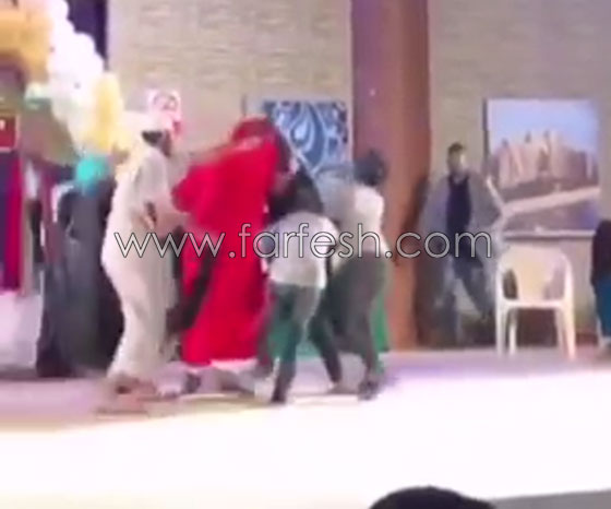 فيديو جنوني: منقبة (أو منقب!!) تقتحم المسرح وتقفز على عبدالله بالخير! صورة رقم 5