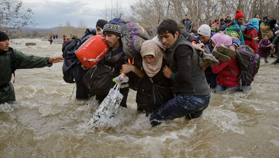 أشهر وأبرز الصور القاسية التي تظهر غرق المهاجرين في البحر صورة رقم 6