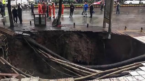 فيديو صادم.. حفرة عملاقة تظهر فجأة على الطريق وتبتلع 4 أشخاص صورة رقم 1