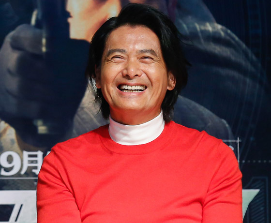 نجم سينمائي يتبرع بثروته (710 مليون دولار) ويعيش على 100 دولارا شهريا! صورة رقم 5 نجم سينمائي يتبرع بثروته (710 مليون دولار) ويعيش على 100 دولارا شهريا! صورة رقم 5