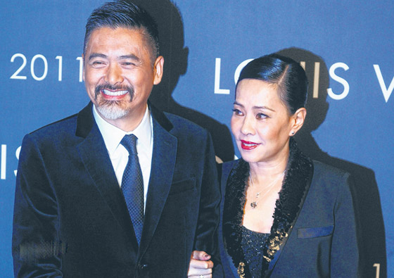 نجم سينمائي يتبرع بثروته (710 مليون دولار) ويعيش على 100 دولارا شهريا! صورة رقم 12 نجم سينمائي يتبرع بثروته (710 مليون دولار) ويعيش على 100 دولارا شهريا! صورة رقم 12