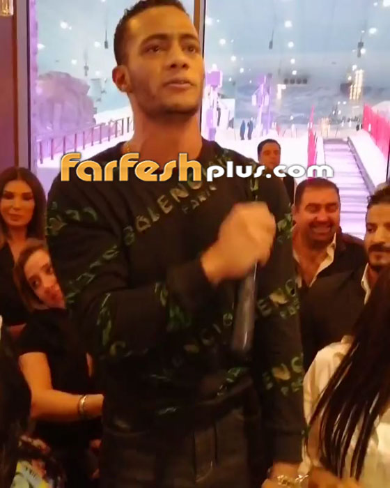 بالفيديو: محمد رمضان يغني (الملك) وسط معجبيه في أحد المولات صورة رقم 3 بالفيديو: محمد رمضان يغني (الملك) وسط معجبيه في أحد المولات صورة رقم 3
