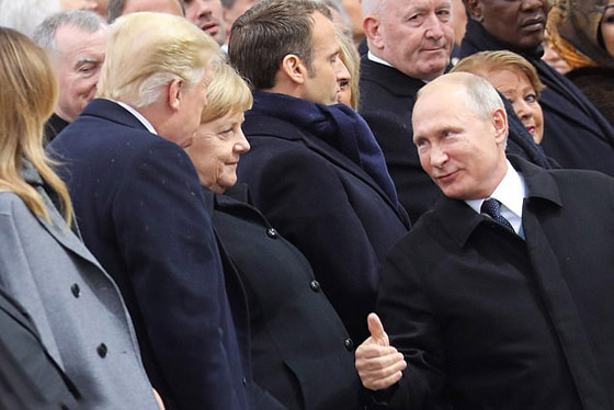 ترامب يحرج ماكرون، ويتبادل النظرات والابتسامات مع بوتين! فيديو صورة رقم 3